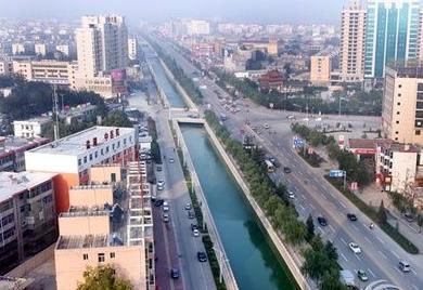 平原山影下,独伞者的沉思